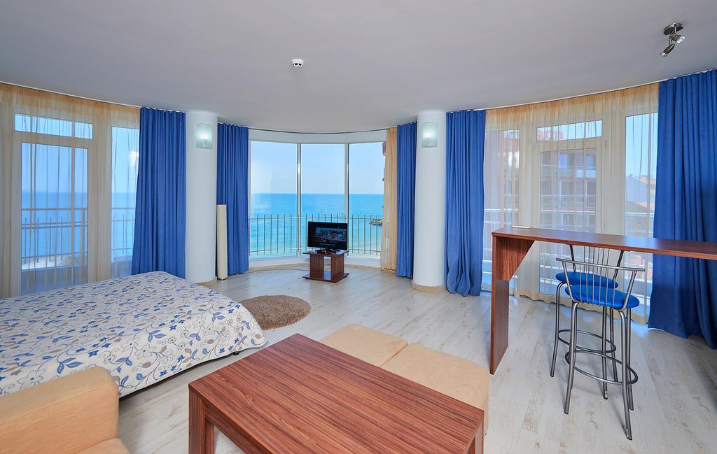 Family Hotel Regata Pomorie Exteriör bild