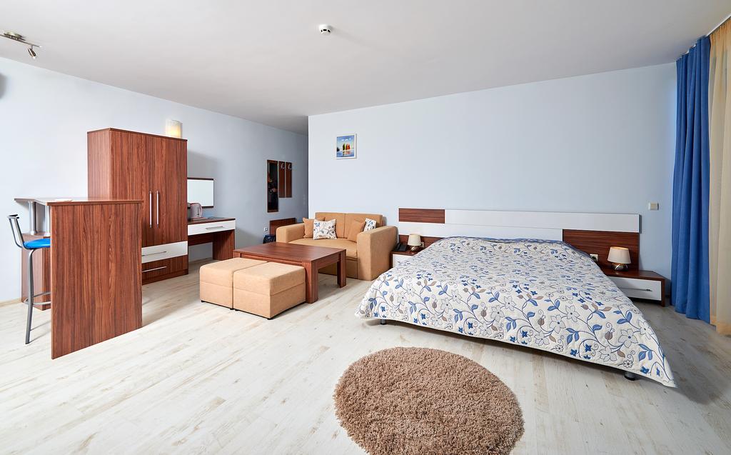 Family Hotel Regata Pomorie Exteriör bild