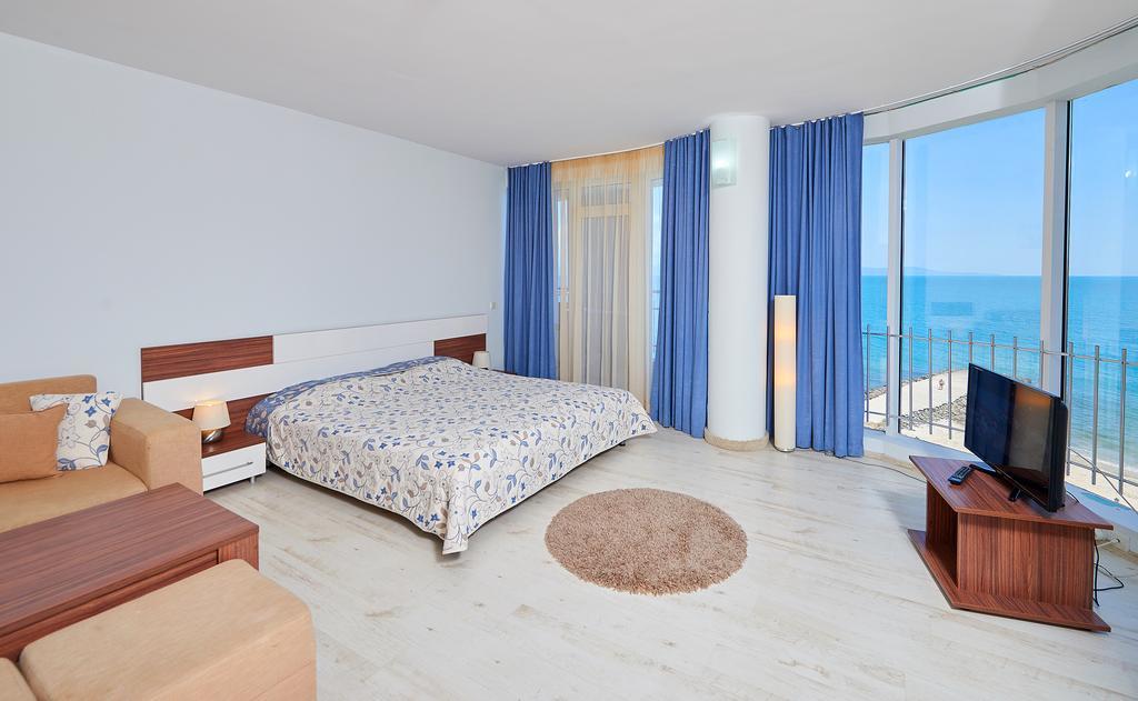 Family Hotel Regata Pomorie Exteriör bild